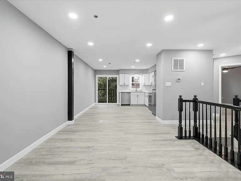 6915 Adel St — Photo 29