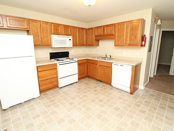 3rd image of 942 Kingsbury Dr APT B