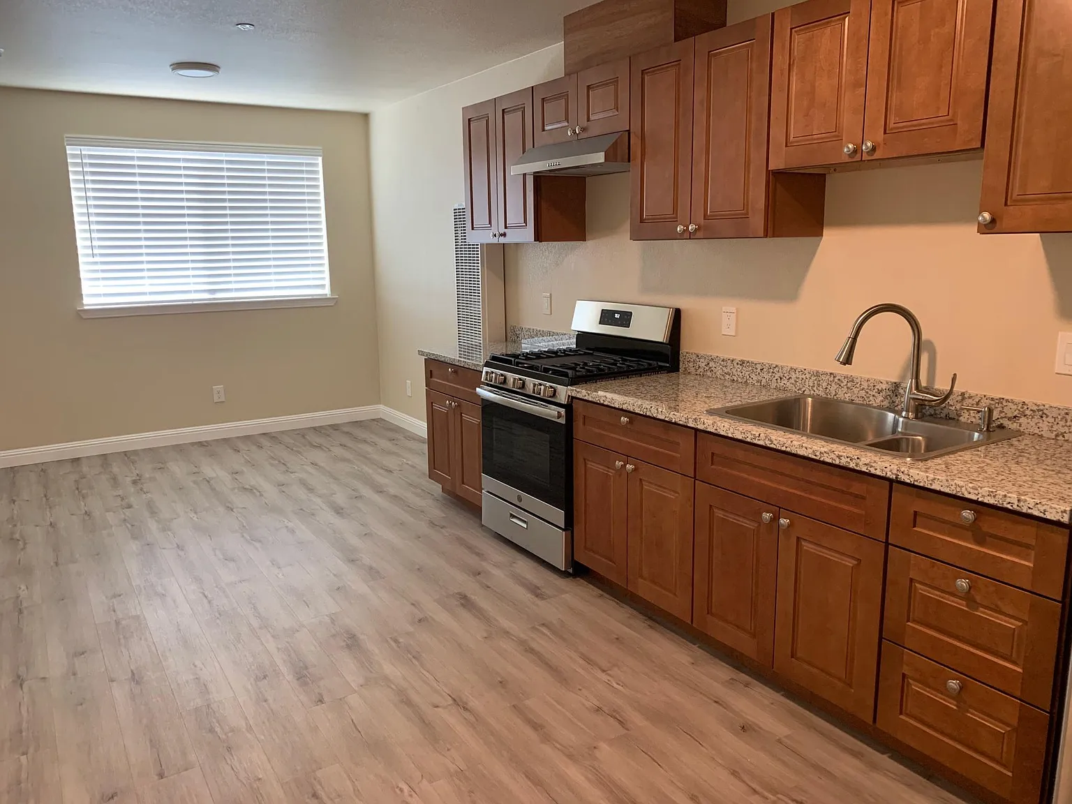 1 bed, 800 sqft, $1,800 — Photo 3
