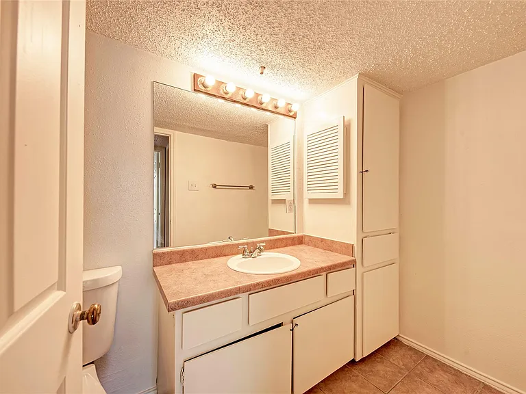 2401 Leon St #300 — Photo 5