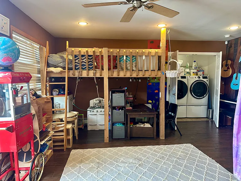 Bonus room with laundry and another bed