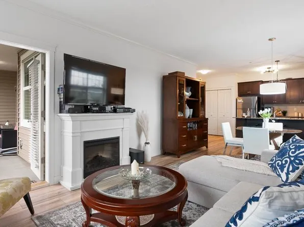 17712 57a Ave #213, Surrey, BC V3S 1J1