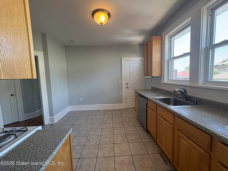 548 Broadway #2 — Photo 4