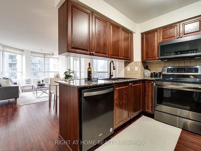 310 Burnhamthorpe Rd W #1713 — Photo 25