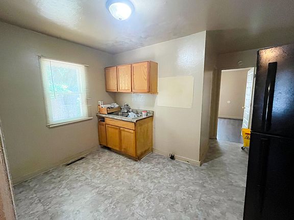 5th image of 840 E High St