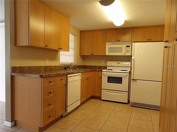 Newer kitchen cabinets with plenty of storage space!