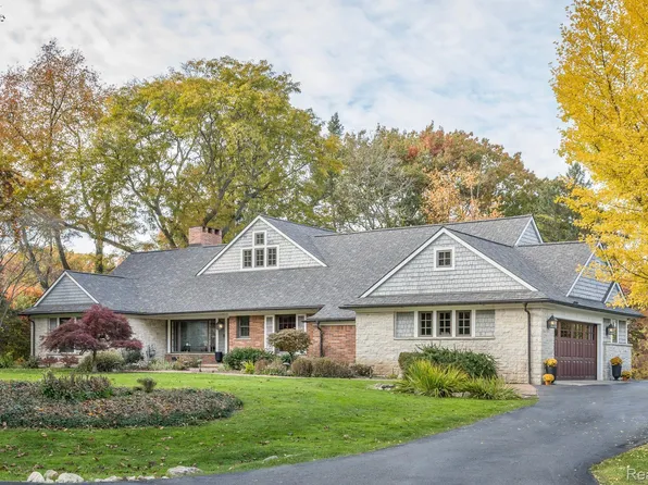 1898 W Tahquamenon Ct, Bloomfield Hills, MI 48302