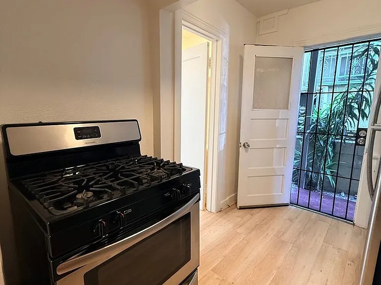 932 S Berendo St — Photo 13