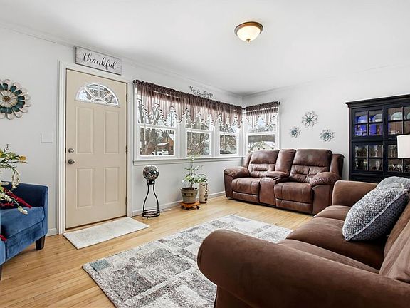 5th image of 749 Maple Street