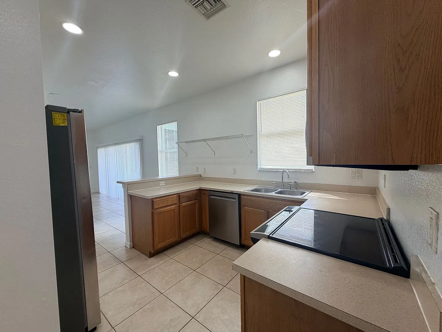 Beautifully Refreshed 4-Bedroom Home with Screened-In Lanai! — Photo 4