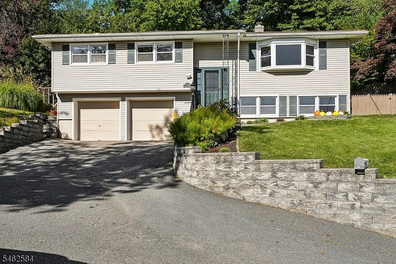 1st image of 907 Pleasant Valley Way