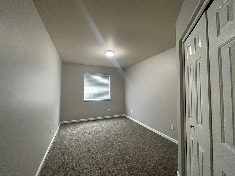 Beautiful 3 Bedroom And 2.5 Bathroom Townhouse In Southwest Redmond! — Photo 11
