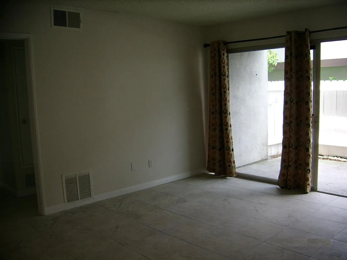 2 bed, 880 sqft, $2,600 — Photo 3