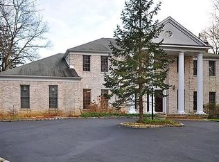 525 Split Rock Rd, Syosset, NY 11791