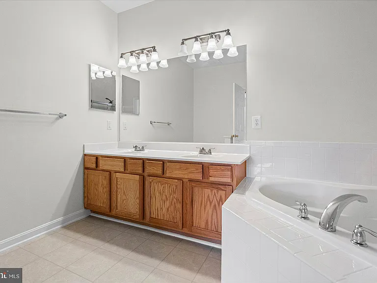 1670 Mohegan Dr #B — Photo 24