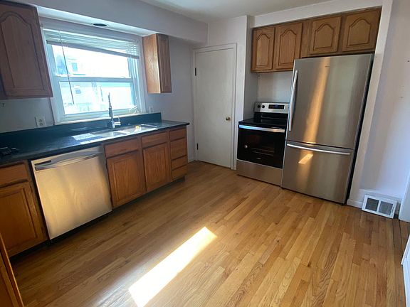 2nd image of 1828 Roszel St