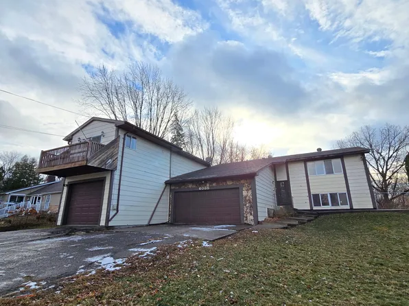 6085 10th St N, Oakdale, MN 55128