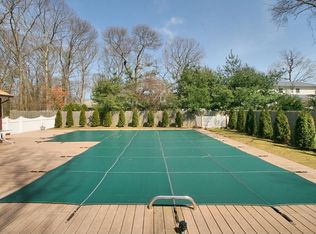 14 Birchwood Dr, Great River, NY 11739