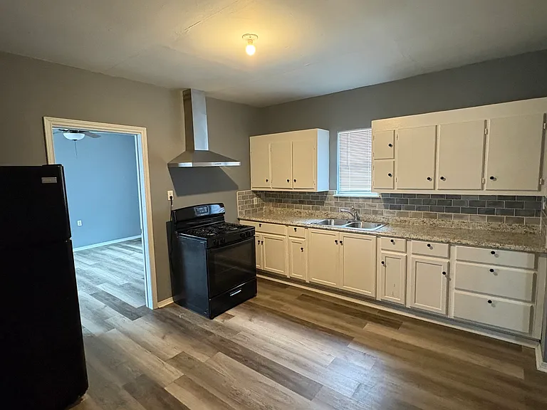 314 E Murrill St — Photo 5
