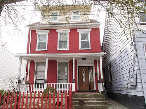 1020 Ferry St Photo 1