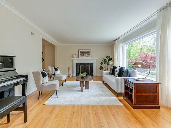 3rd image of 985 Beaufort Ave