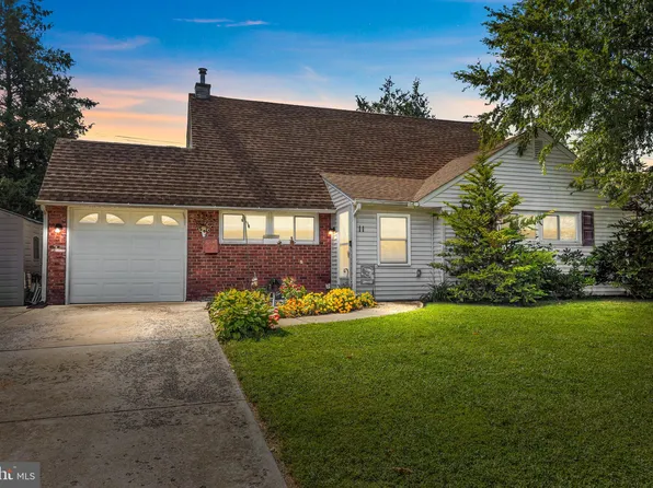 11 Hilltop Rd, Levittown, PA 19056