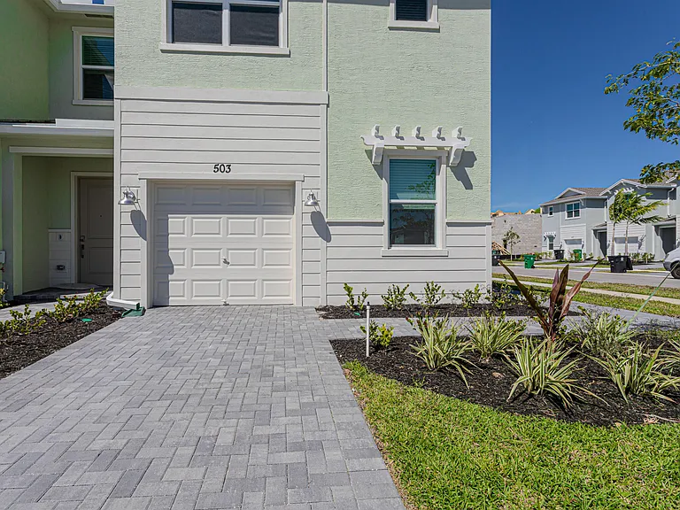 503 SE Rivergrass St — Photo 10