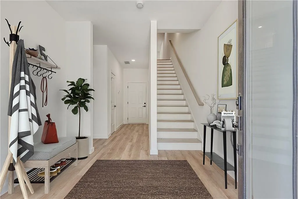 3 bed, 3.5 bath, 2595 sqft, $3,300 — Photo 2