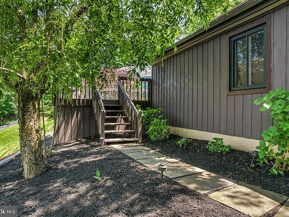 5th image of 22 Airdrie Ct