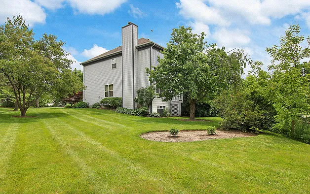 992 White Pine Dr — Photo 2