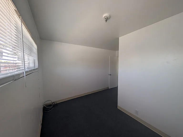 Comfortable one bedroom unit, convenient location to shopping and transportation — Photo 4
