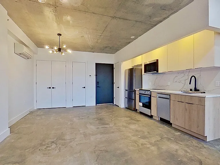 27 Montrose Ave #5T — Photo 14