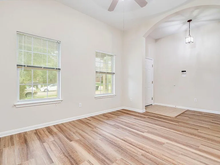 157 Maplewood S — Photo 4