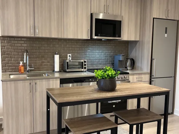 1005 Dundas St E, Oakville, ON