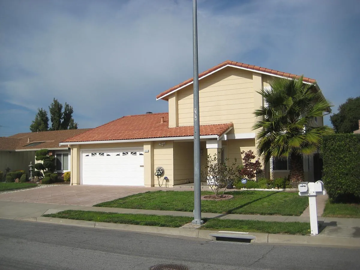 4 bed, 2.5 bath, 2052 sqft, $4,600 — Photo 3