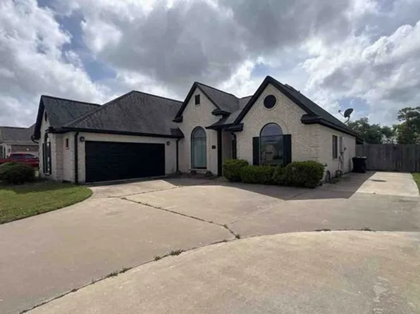 111 Mallard Dr, Clute, TX 77531