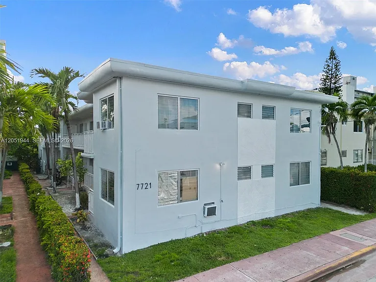 7721 Dickens Ave #7 — Photo 2