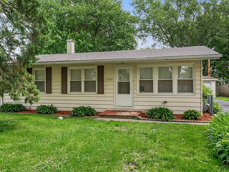 1540 Cherry Ln — Photo 2