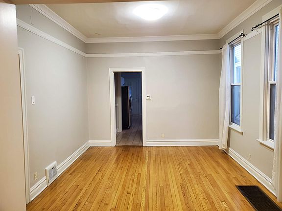 3rd image of 1126 W Oakdale Ave #1