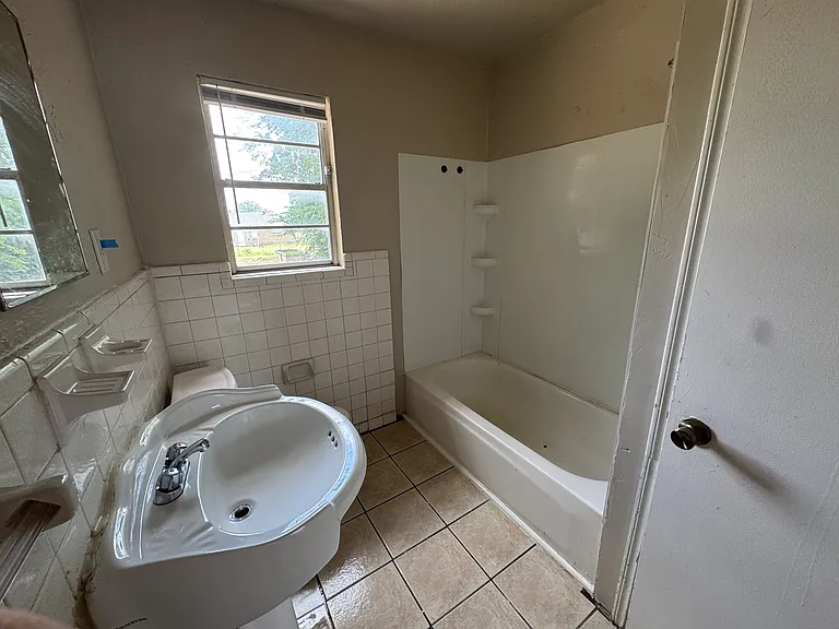 213 NW 84th St — Photo 14