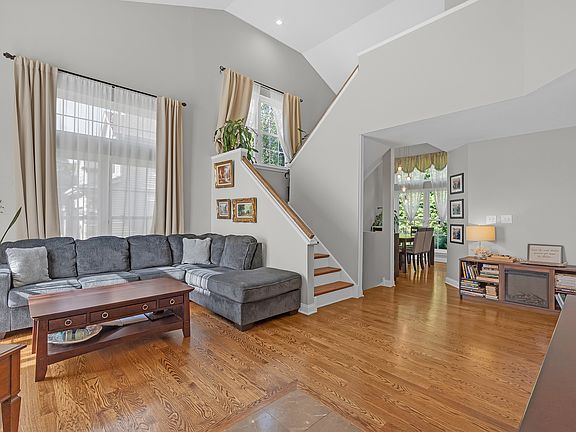 4th image of 585 Marseilles Cir