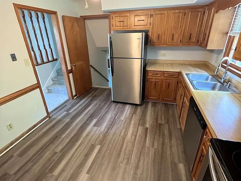 1512 Greenview Dr — Photo 2