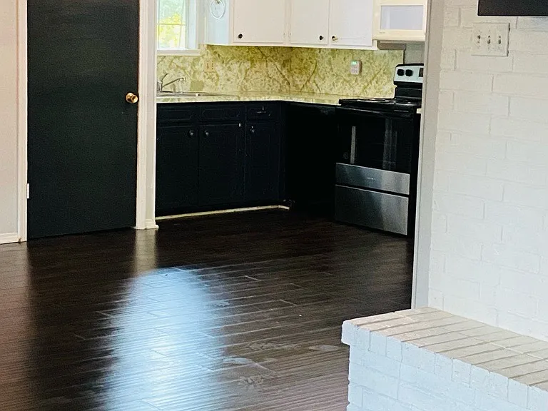 718 Crescent St — Photo 3