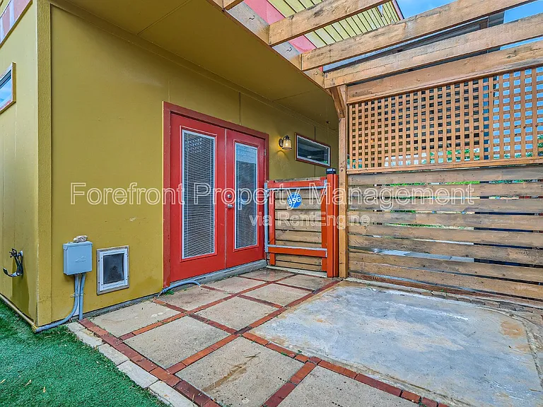 126 E Myrtle St — Photo 4