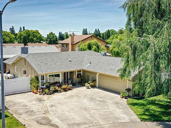 3rd image of 804 Cliffside Ct