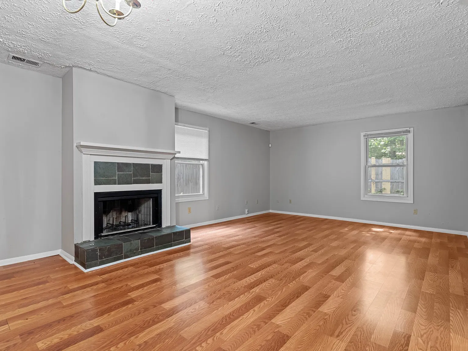 3 bed, 1300 sqft, $1,695 — Photo 4