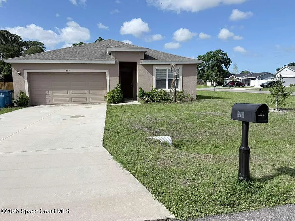 4 bed, 2.0 bath, 1918 sqft, $2,200 — Photo 1