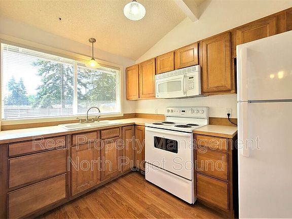 4th image of 811 Hillcrest Dr