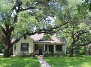 411 W May St, Yoakum, TX 77995