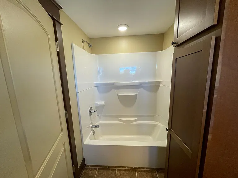 Bath with linen storage